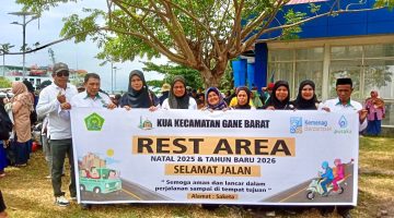 Jelang Nataru 2025, KUA Gane Barat Berbagi Air Mineral di Pelabuhan Saketa